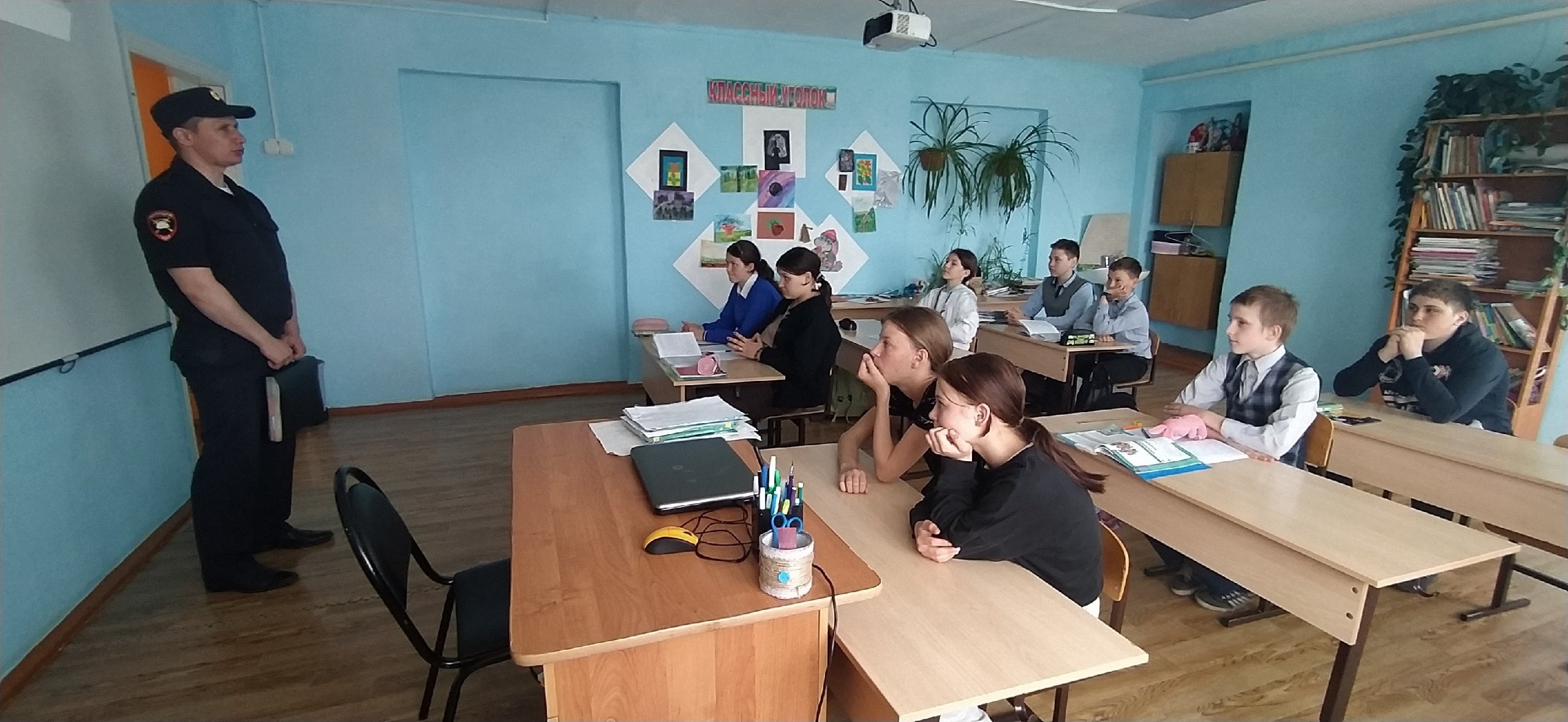В рамках «Декады дорожной безопасности детей» инспектор МО МВД &amp;quot;Краснотуранский&amp;quot; Коваленко К.В. провёл для наших учащихся познавательную беседу о правилах безопасности на дорогах..